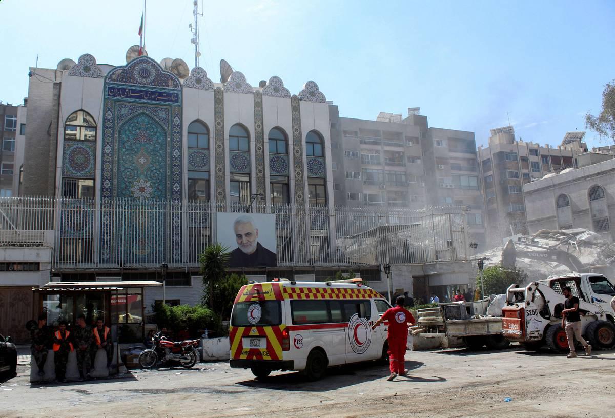 آثار تدمير القنصلية الإيرانية في دمشق بعد غارة إسرائيلية