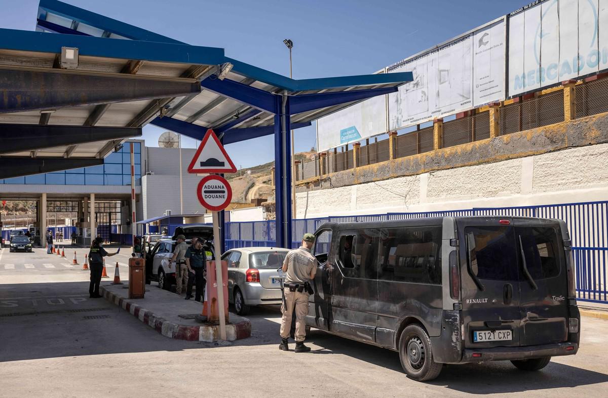 الكرة بملعب الرباط في تحديد الموعد المناسب لفتح المعابر الجمركية