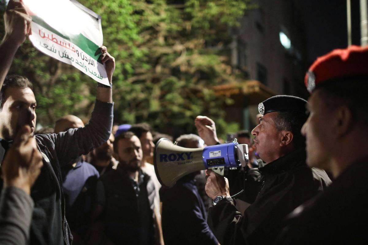 قوات الأمن الأردنية في مواجهة تظاهرة في عمان ضد حرب غزة