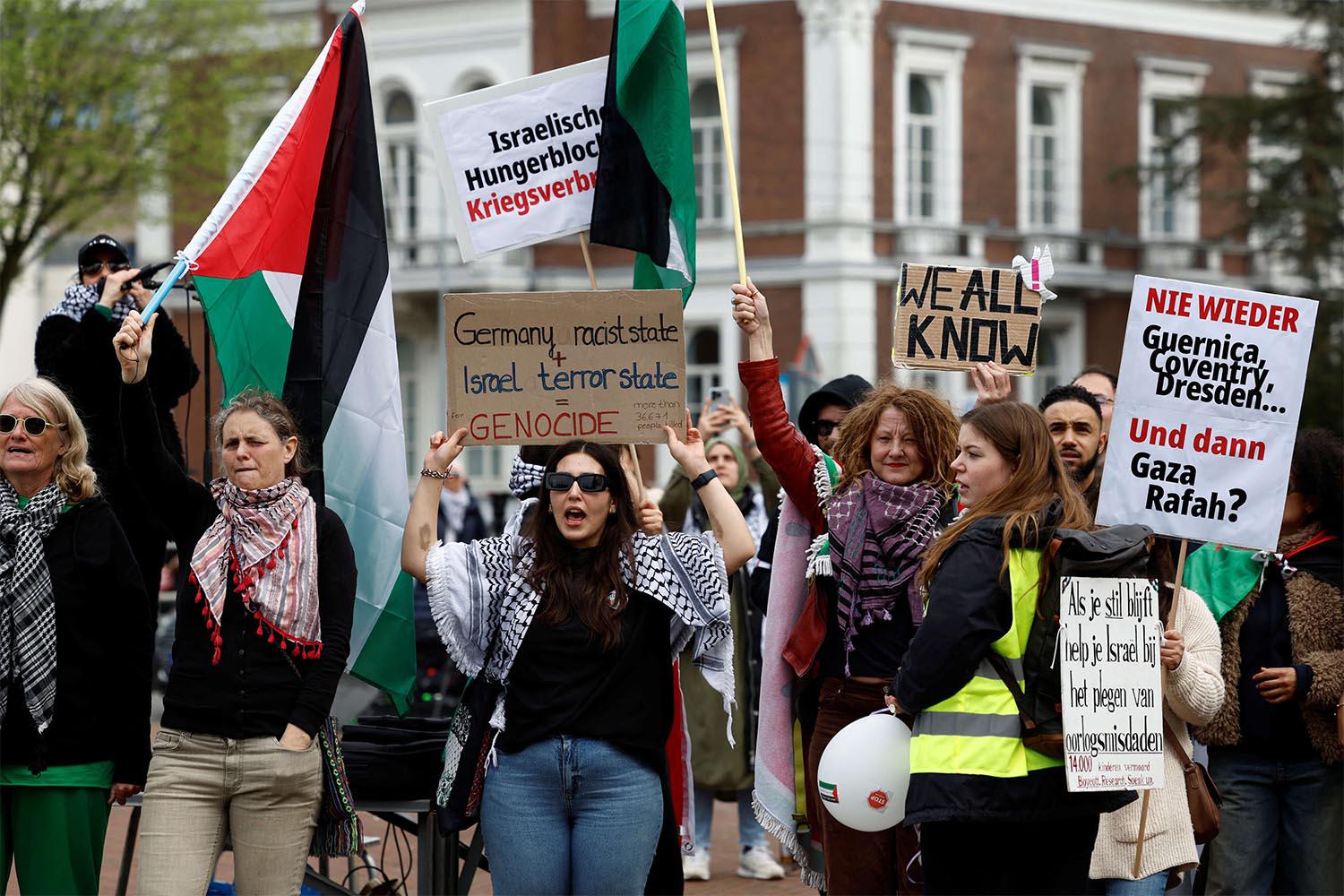 People demonstrate in support of Palestinians outside the ICJ