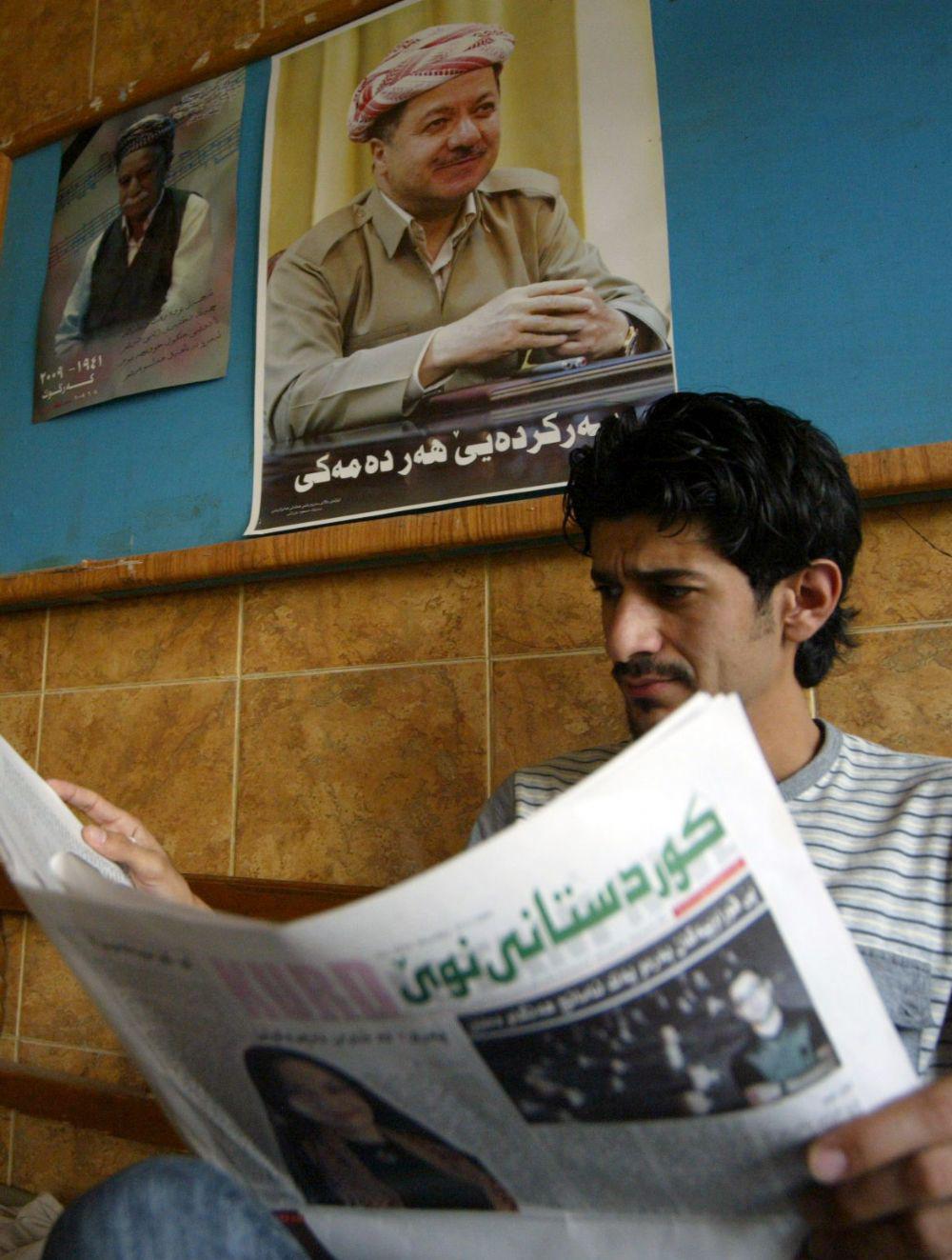 كردي يقرأ صحيفة في أربيل