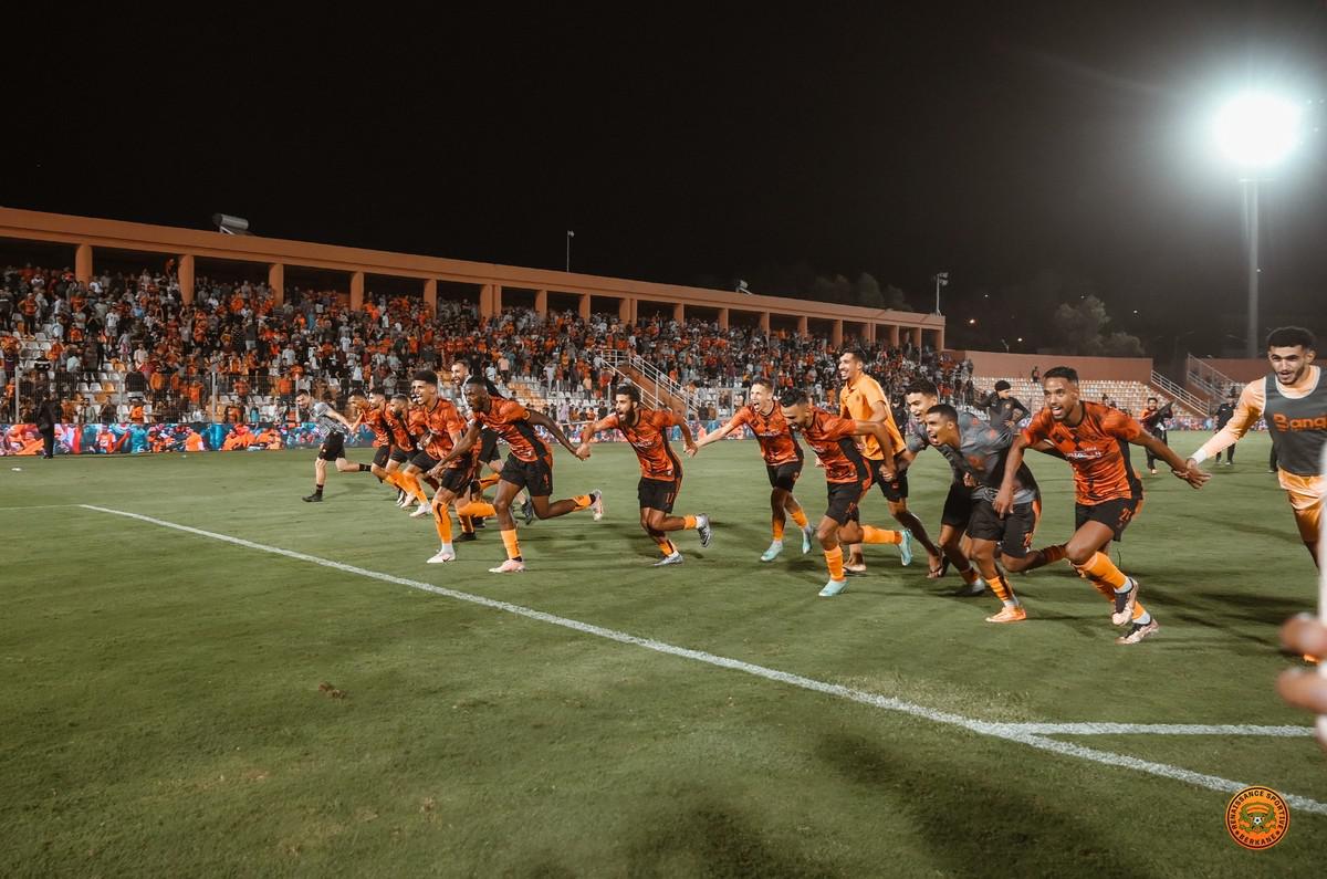 الكاف تنصف نهضة بركان في أزمة القميص وتقرر خسارة اتحاد الجزائر جزائيا