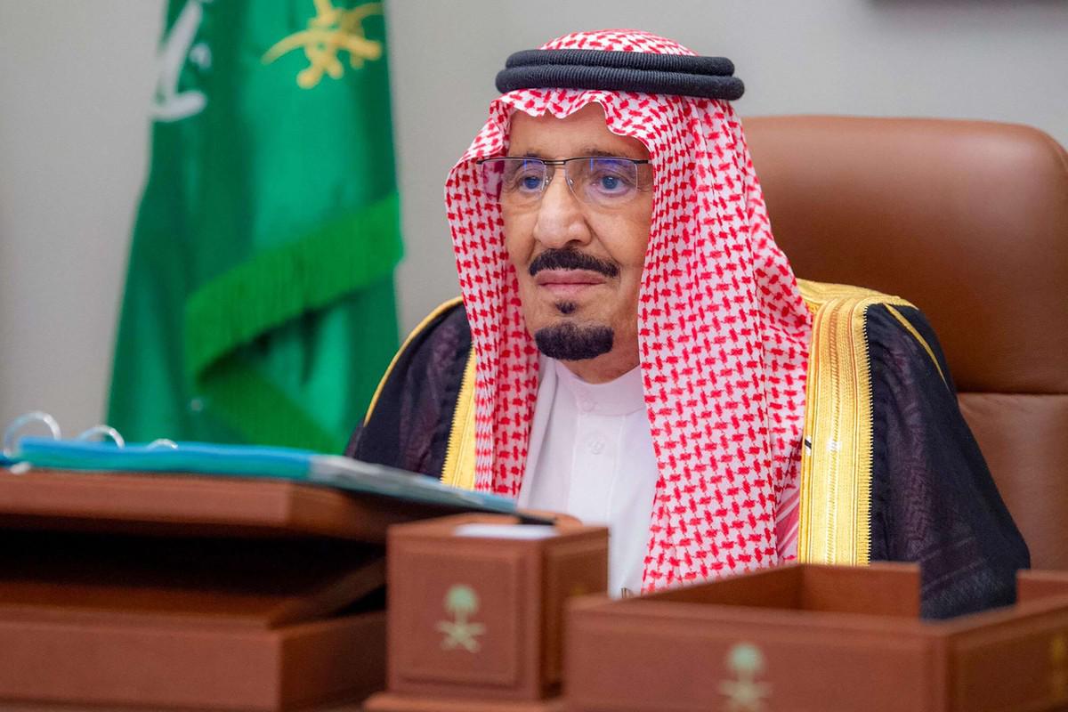 الملك سلمان يشكر السعوديين على دعواتهم له بالشفاء