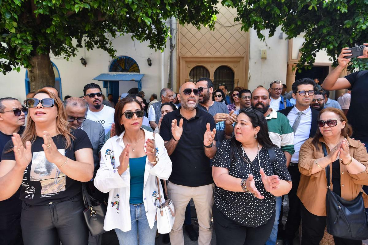 عشرات الصحافيين ينددون بمحاكمة الإعلاميين