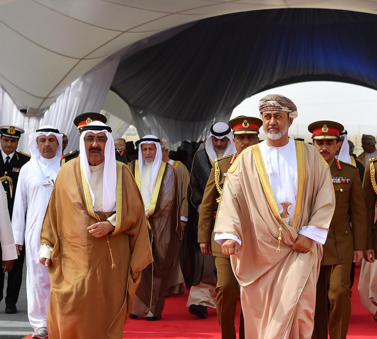 السلطان هيثم بن طارق يقوم بأول زيارة دولة للكويت