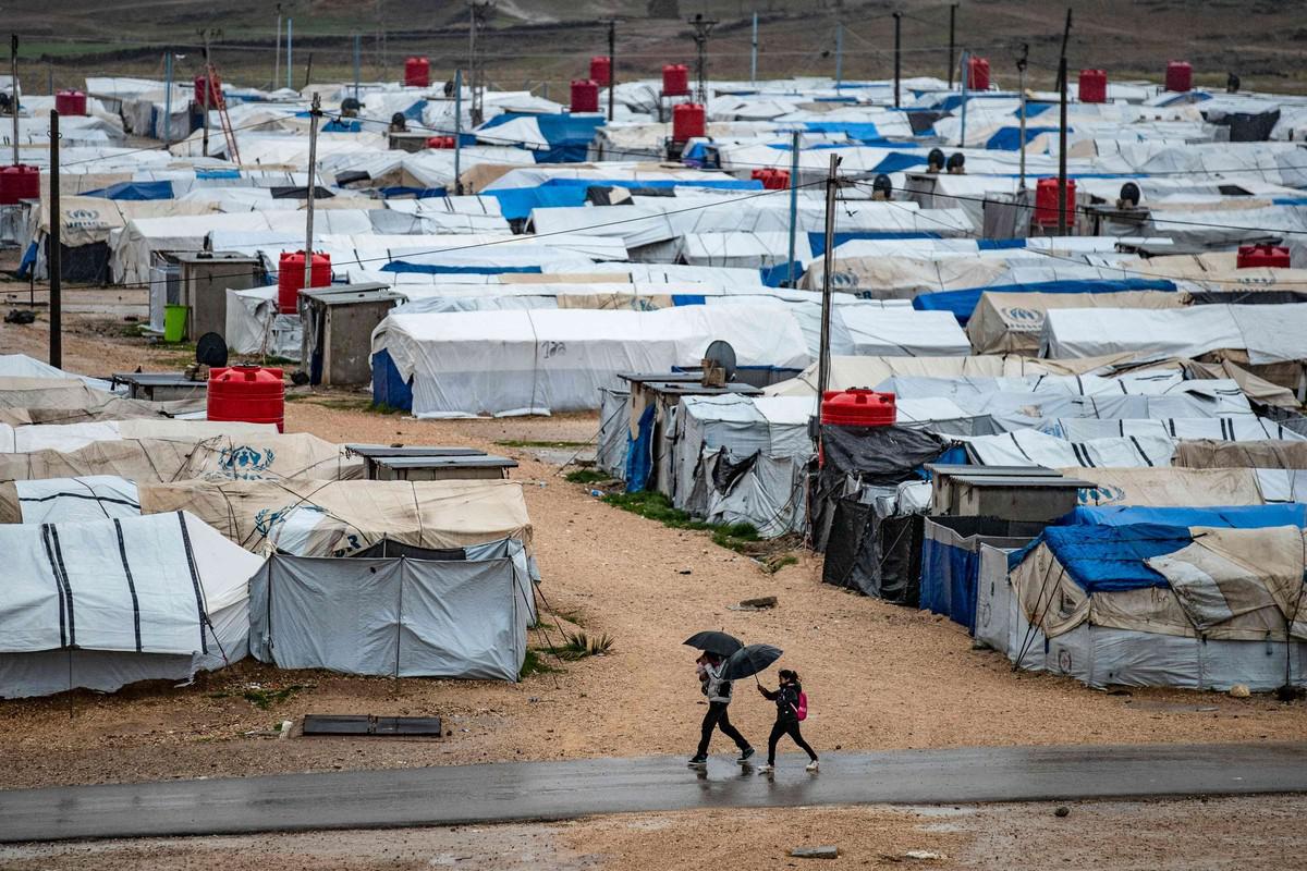سكان المخيمات يعيشون في دوامة من العنف والفقر والحرمان