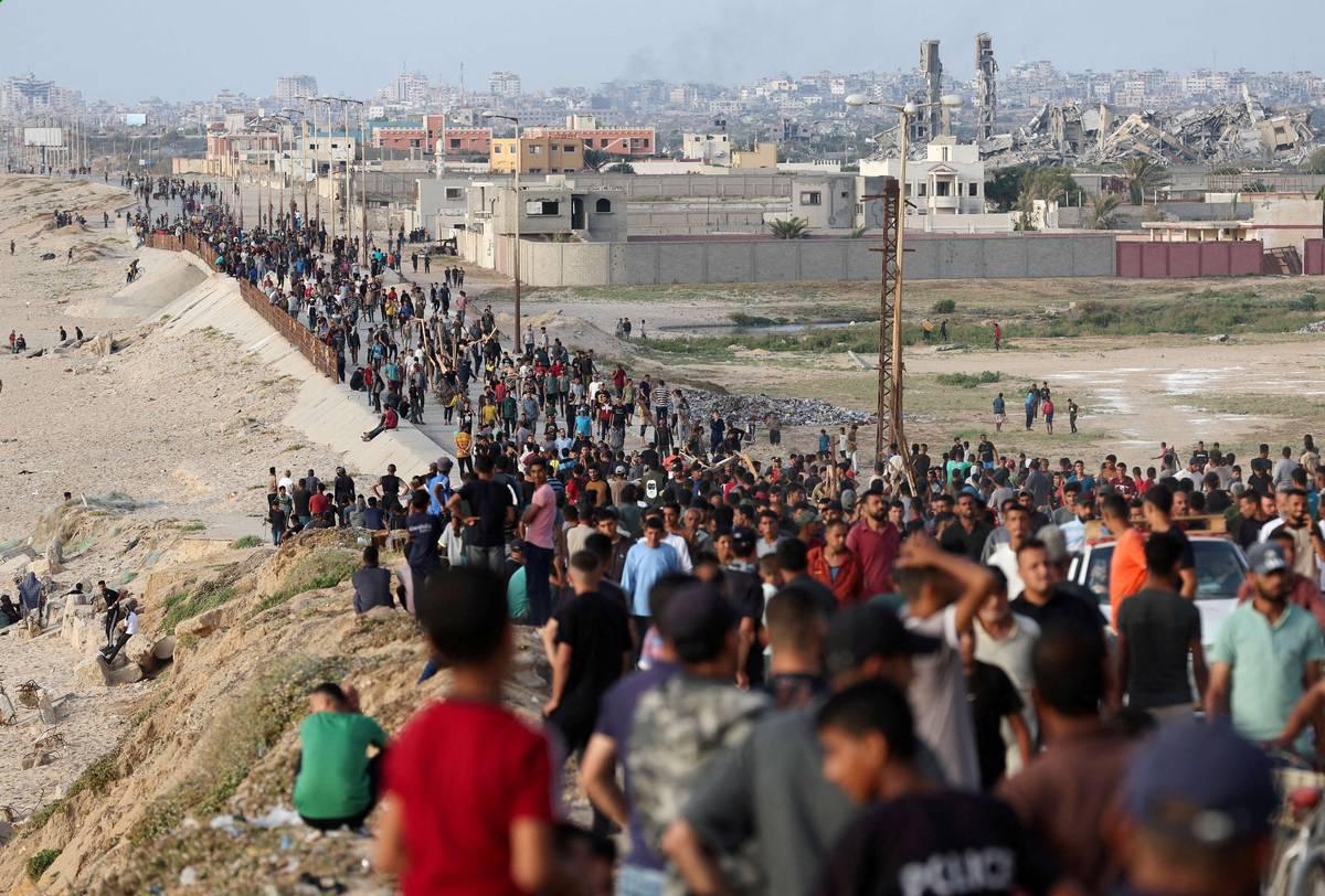 فلسطينيون يتجمعون بقرب رصيف أميركي لتسليم المساعدات