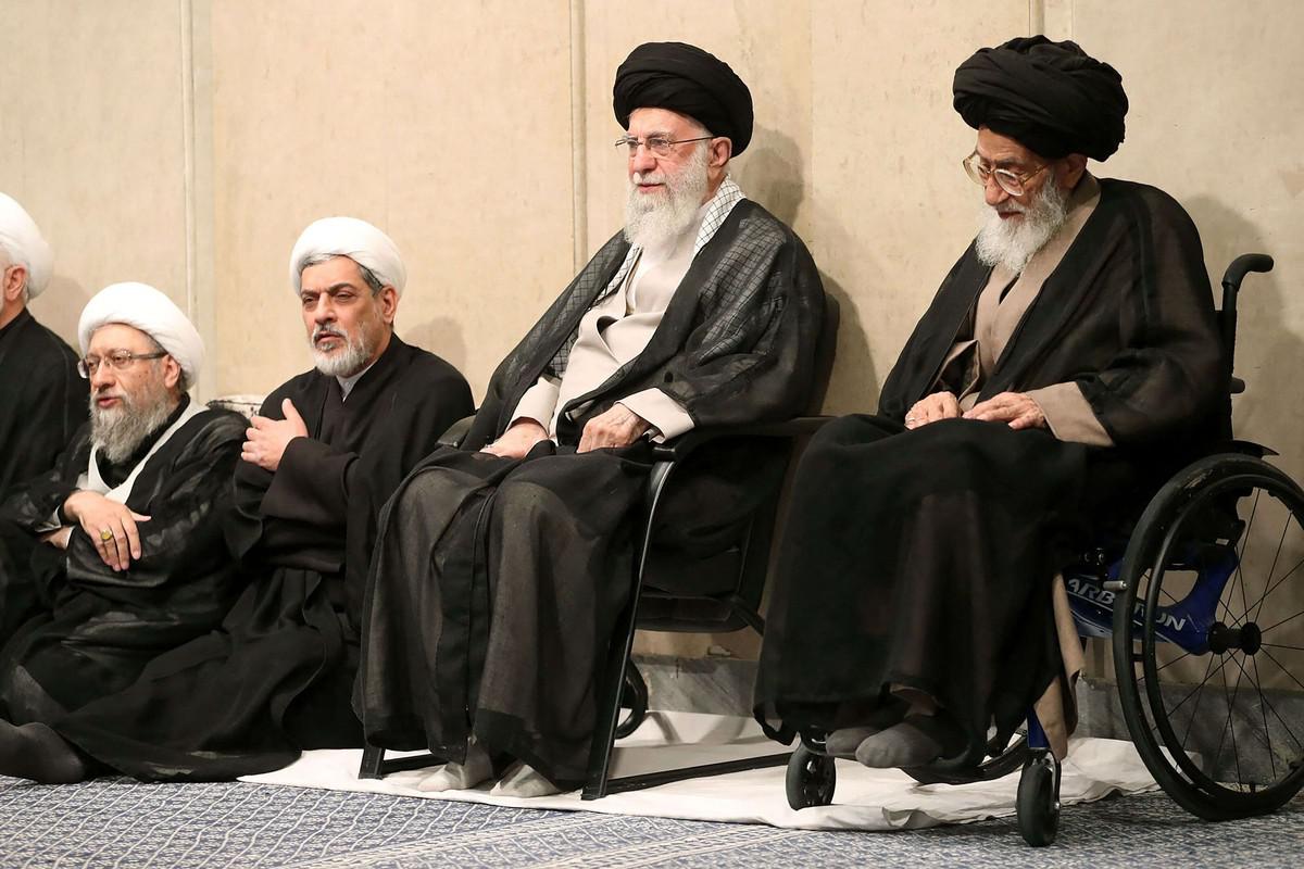 من سيفوز بترشيح المرشد الأعلى علي خامنئي
