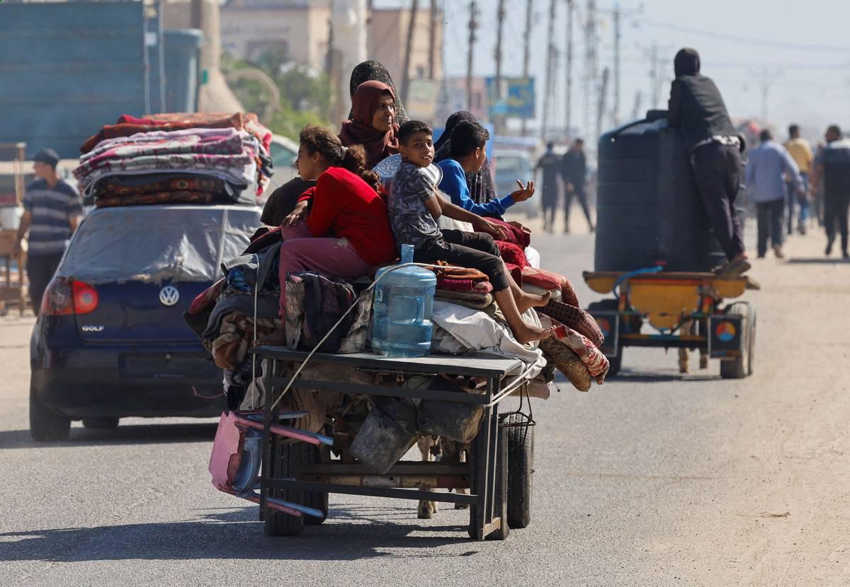 فلسطينيون يخرجون من رفح قبل انطلاق الهجوم الإسرائيلي المتوقع