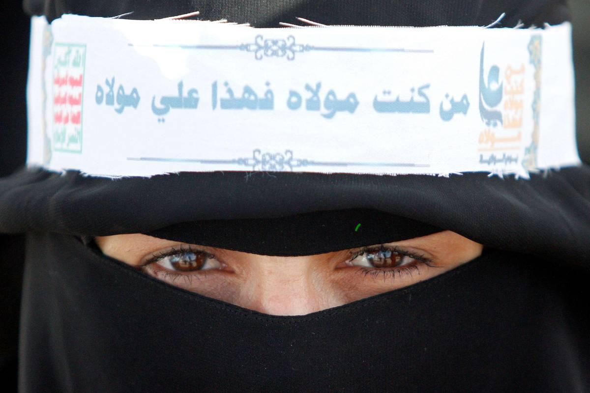 يمنية ترفع شعارا خلال الاحتفال بعيد الغدير