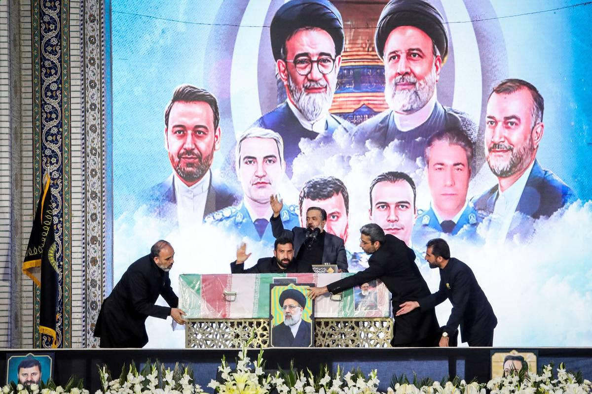 تابوت الرئيس الإيراني إبراهيم رئيسي في مراسم التشييع