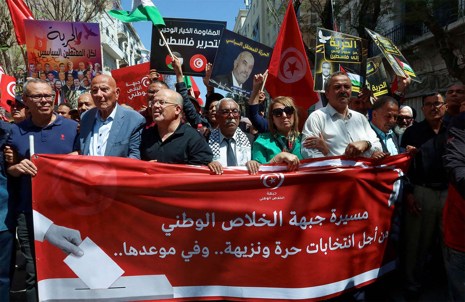 Hundreds protested in Tunis to demand the release of imprisoned journalists, activists and opposition figures