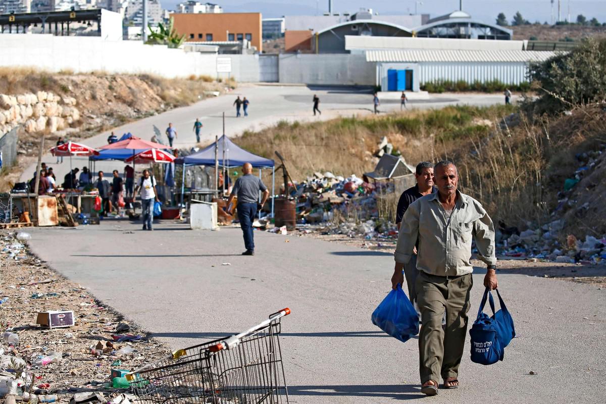 اسرائيل تضيق الخناق على العمال الفلسطينيين والاقتصاد الفلسطيني