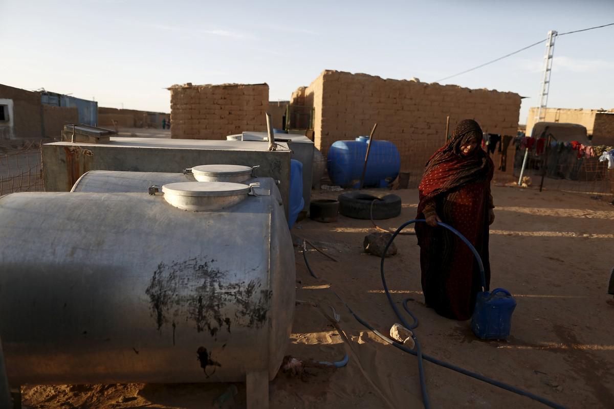 الحصول على الماء بات حلما صعبا بالنسبة إلى سكان مخيمات تندوف 
