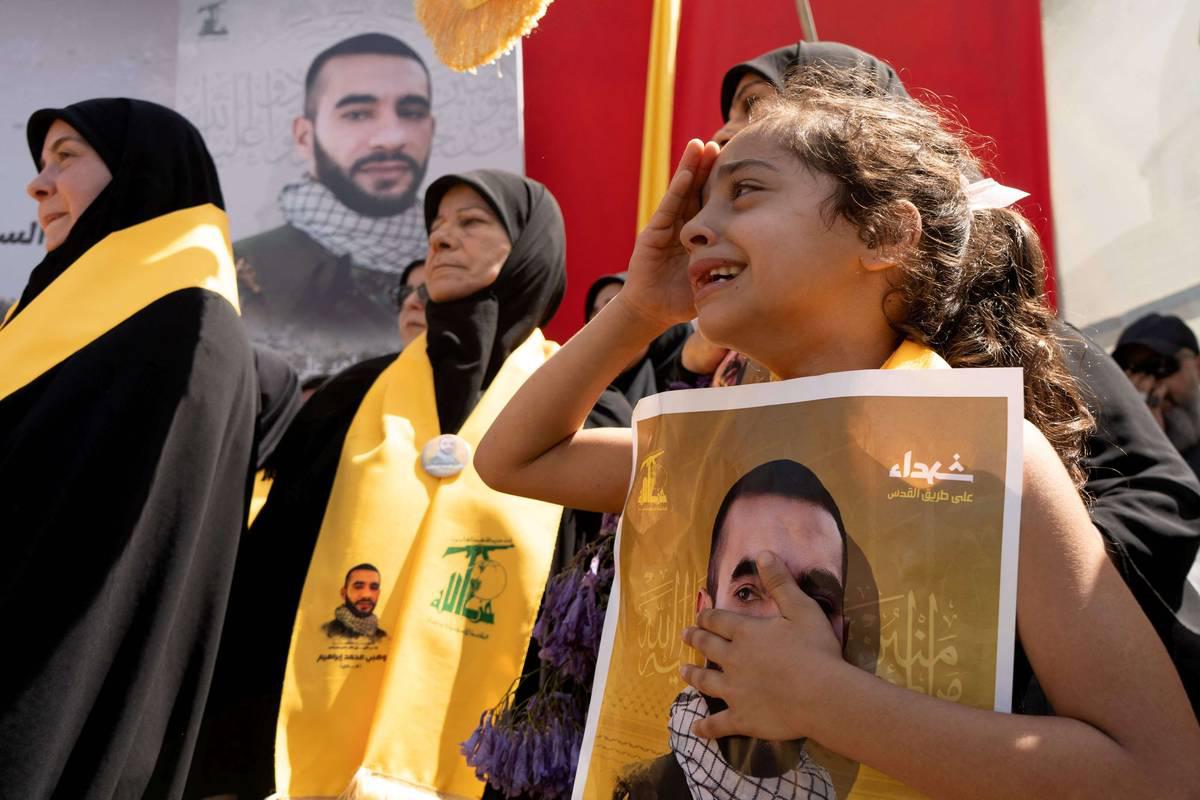 تشييع مقاتل لحزب الله قتل في قصف إسرائيلي