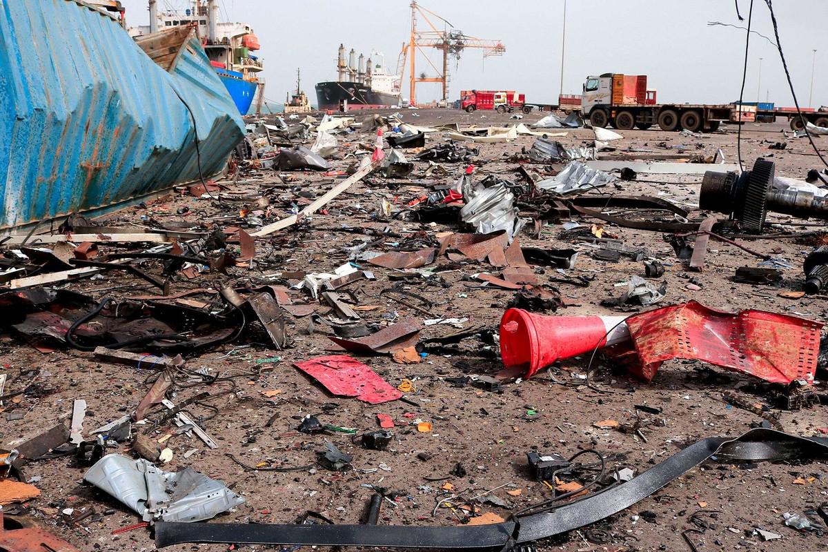 تداعيات بيئية كارثية للضربات الإسرائيلية التي دمرت أجزاء واسعة من ميناء الحديدة  