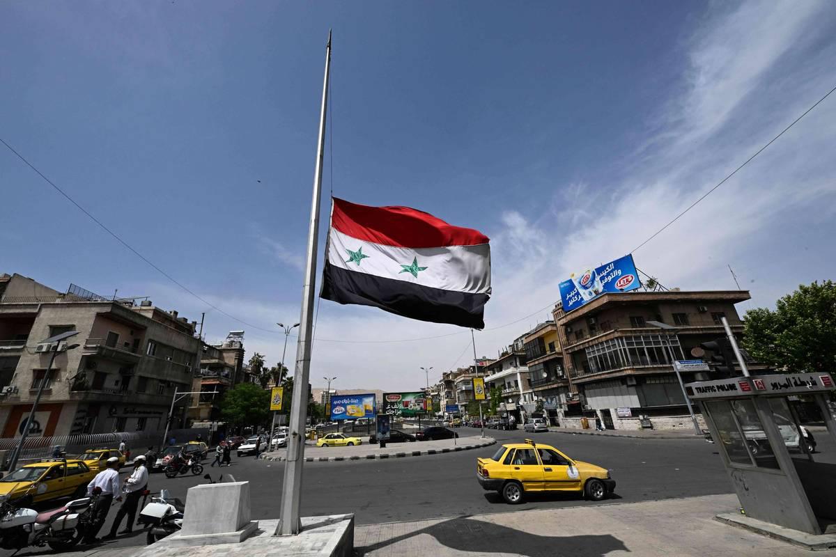 سارية علم وسط دمشق ترفع العلم إلى المنتصف حدادا على مقتل الرئيس الإيراني إبراهيم رئيسي