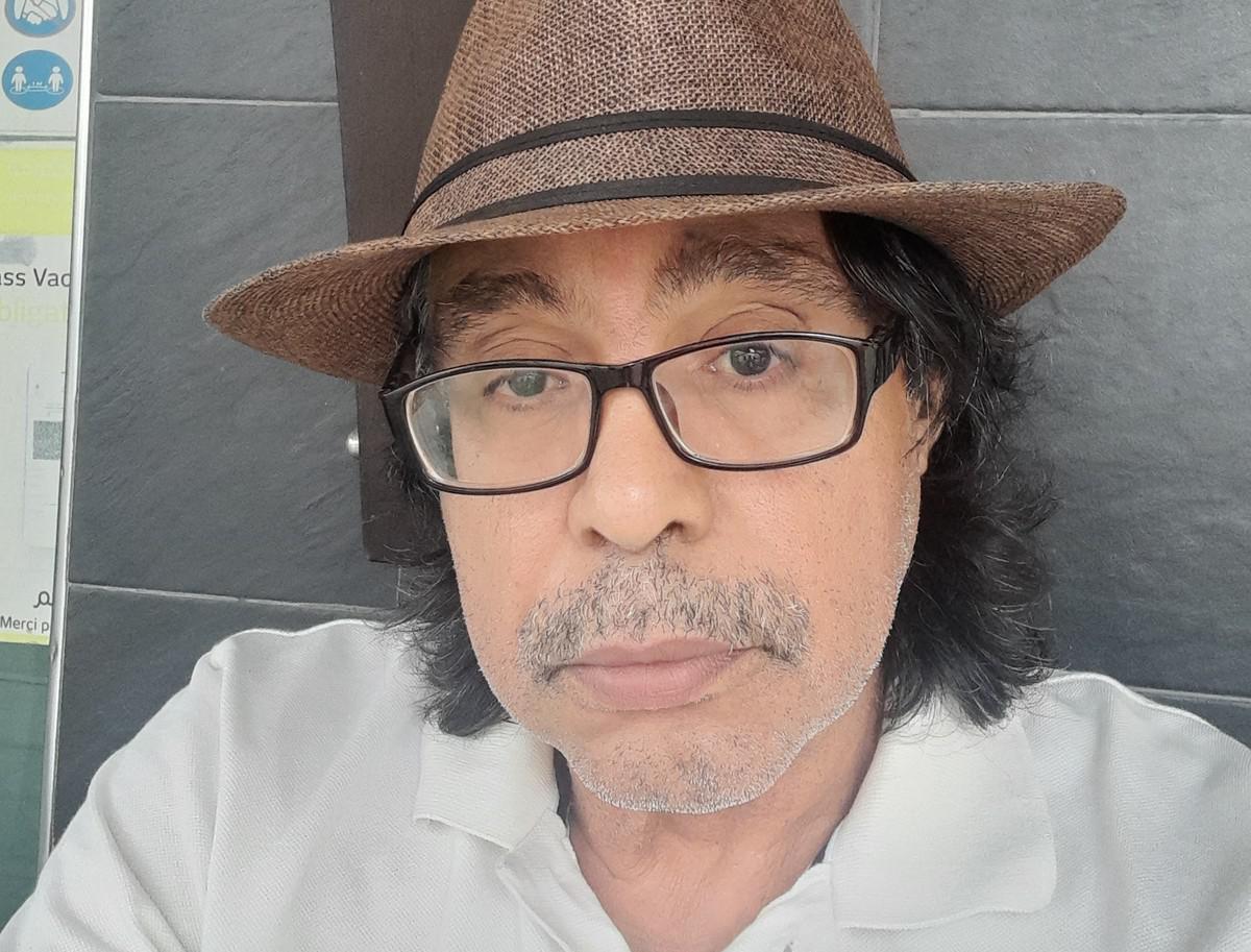 الروائي المغربي خالد أخازي