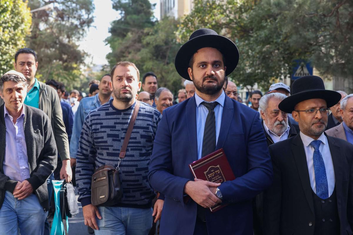 السلطات الإيرانية تكافئ يهودها على أدوارهم الدعائية من خلال منحهم شعورًا بأهميتهم