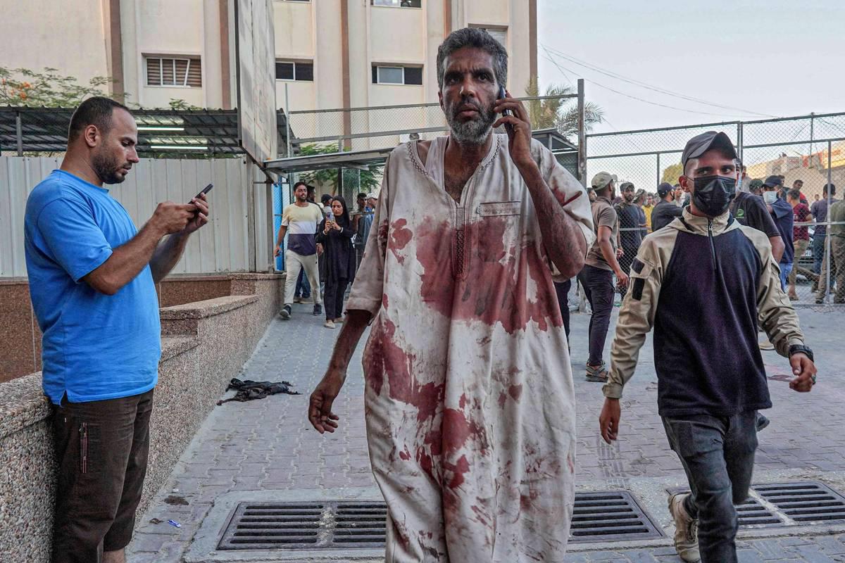 فلسطينيون في غزة بعد غارة إسرائيلية مدمرة