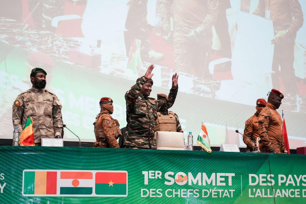 النيجر اقتربت من جارتيها بوركينا فاسو ومالي اللتين تحكمهما أيضاً أنظمة عسكرية