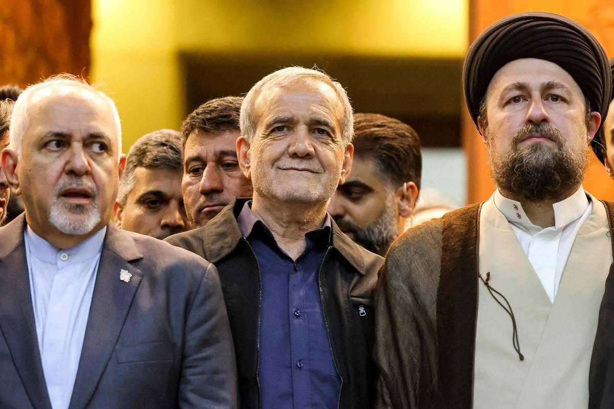 الرئيس الإيراني المنتخب مسعود بيزشكيان مع حسن الخميني حفيد آية الله الخميني ومحمد جواد ظريف وزير الخارجية الإيراني الأسبق