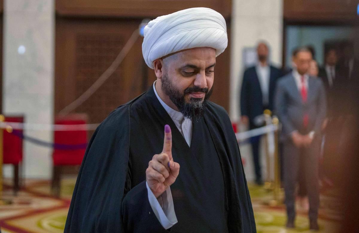 رئيس ميليشيا كتائب الحق الولائية قيس الخزعلي يصوت في الانتخابات العراقية