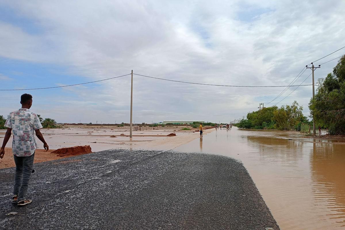 الفيضانات تعمّق معاناة السودانيين