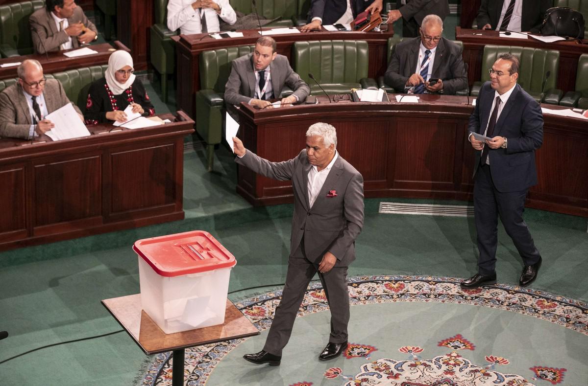 الصافي سعيد ليس السياسي الوحيد الذي اختار الفرار من تونس عبر الجزائر