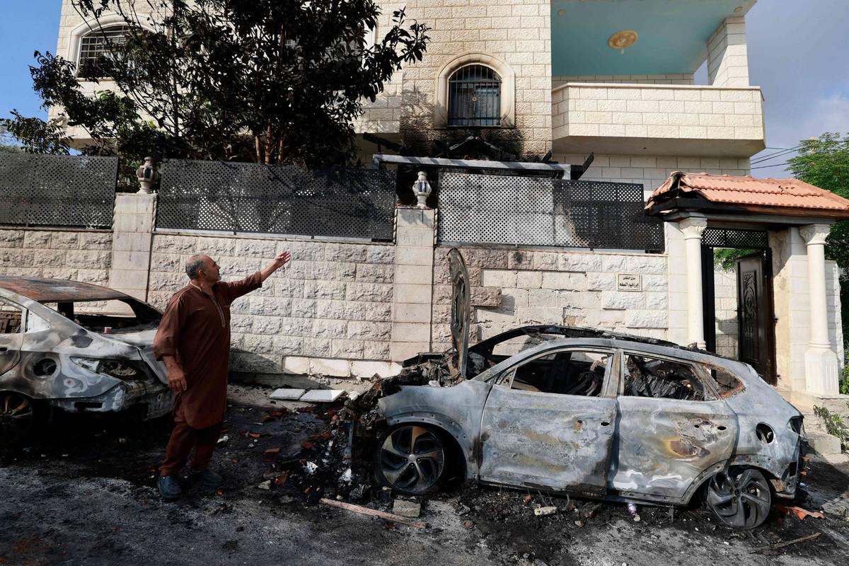 الفلسطينيون يقفون عاجزين أمام هجمات المستوطنين 