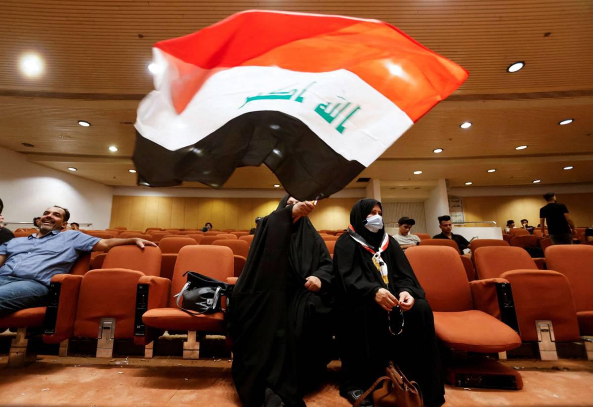 عراقيات في مبنى البرلمان العراقي