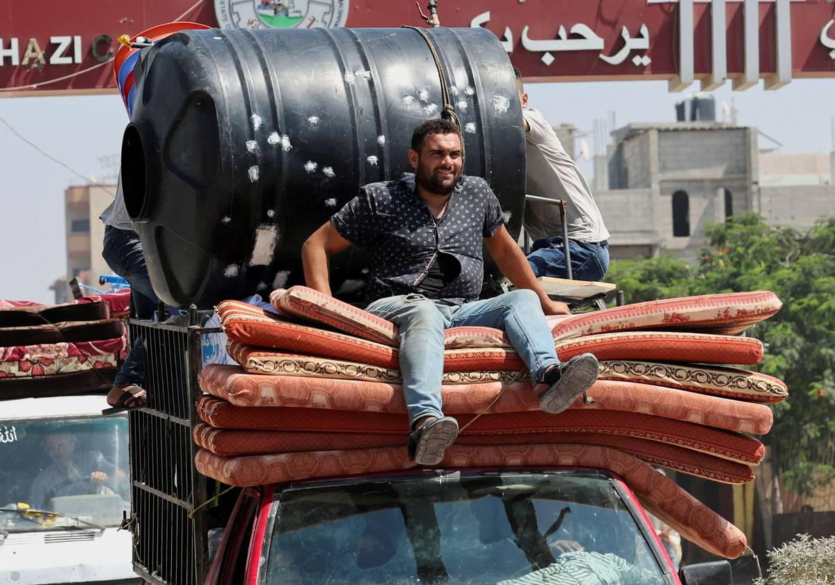فلسطينيون يغادرون مخيم المغازي للاجئين في غزة بعد انذار إسرائيلي