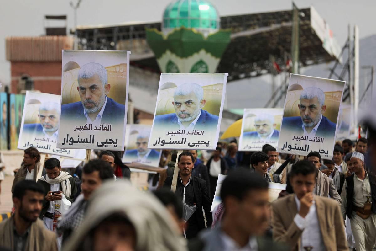 متظاهرون يمنيون في صنعاء يرفعون صور زعيم حماس الجديد يحيى السنوار