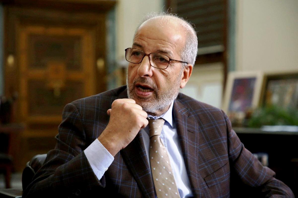 الصديق الكبير متمسك بمنصبه رغم كل التهديدات