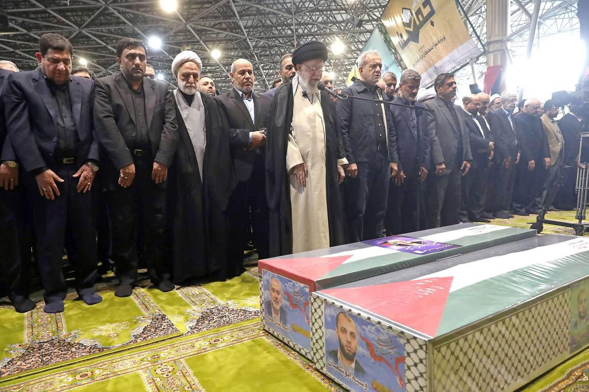 المرشد الأعلى علي خامنئي يصلي على جنازة إسماعيل هنية ومرافقه