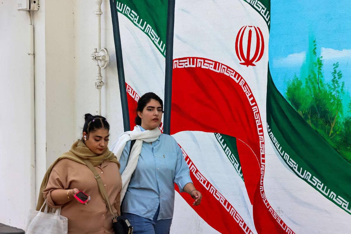 إيرانيون في طهران