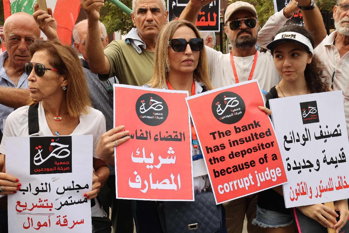 المودعون يرفضون مشاريع الحكومة