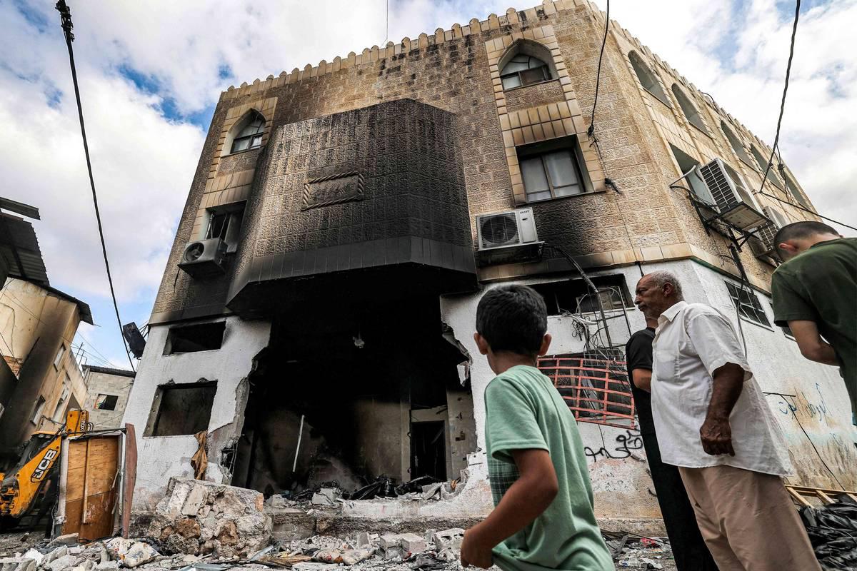 آثار هجوم إسرائيلي على مسجد في طولكرم في الضفة الغربية
