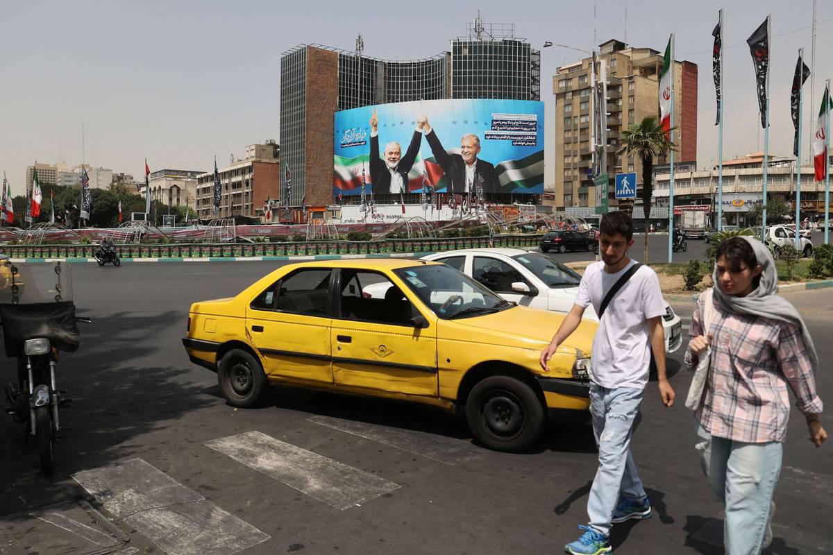 جدارية وسط طهران لزعيم حماس الراحل إسماعيل هنية وللرئيس الإيراني مسعود بزشكيان