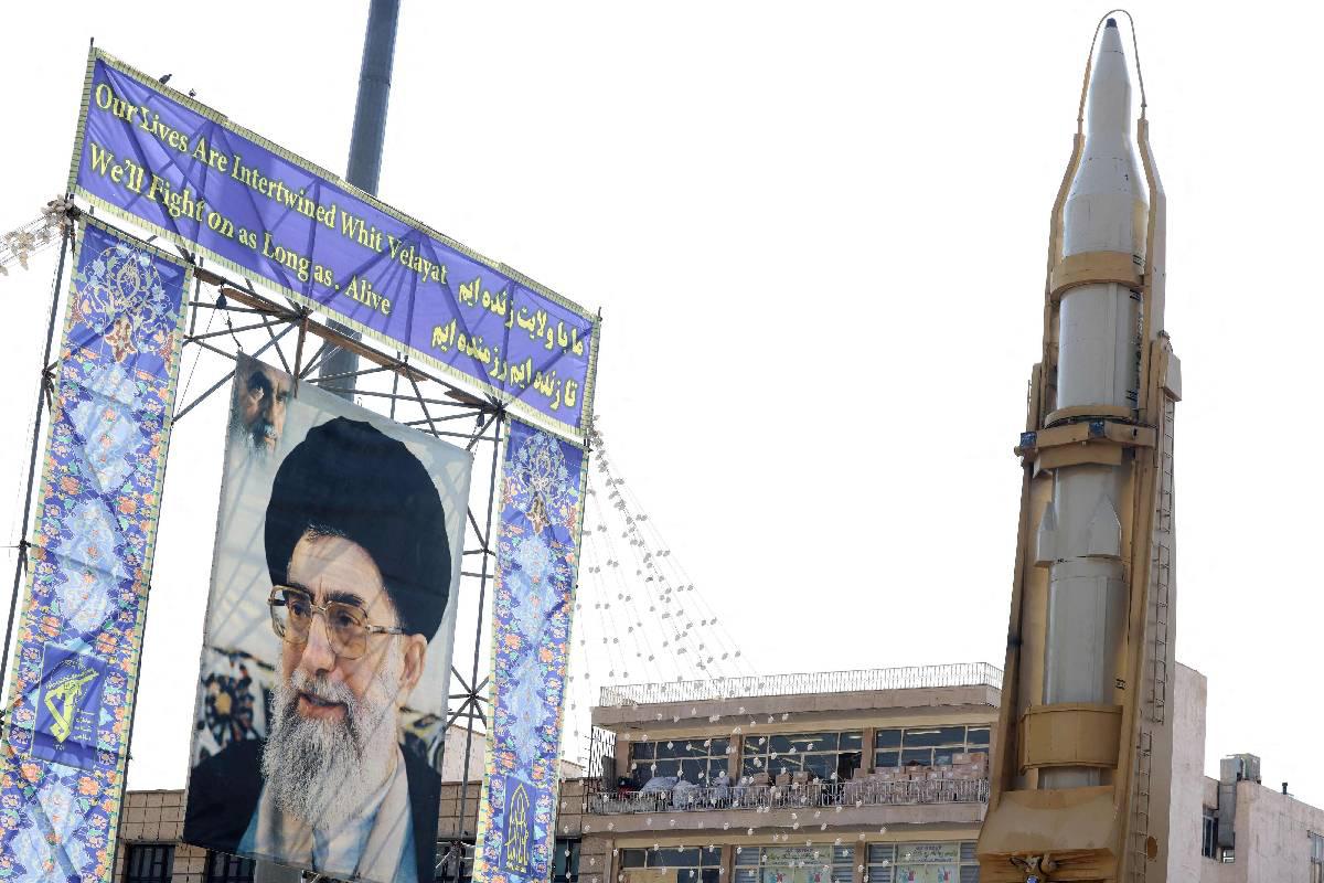 جدارية للمرشد الأعلى في طهران أثناء استعراض عسكري
