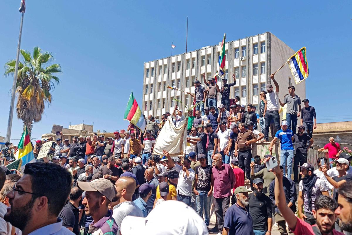المتظاهرون يطالبون بالحرية والتغيير السلمي للسلطة