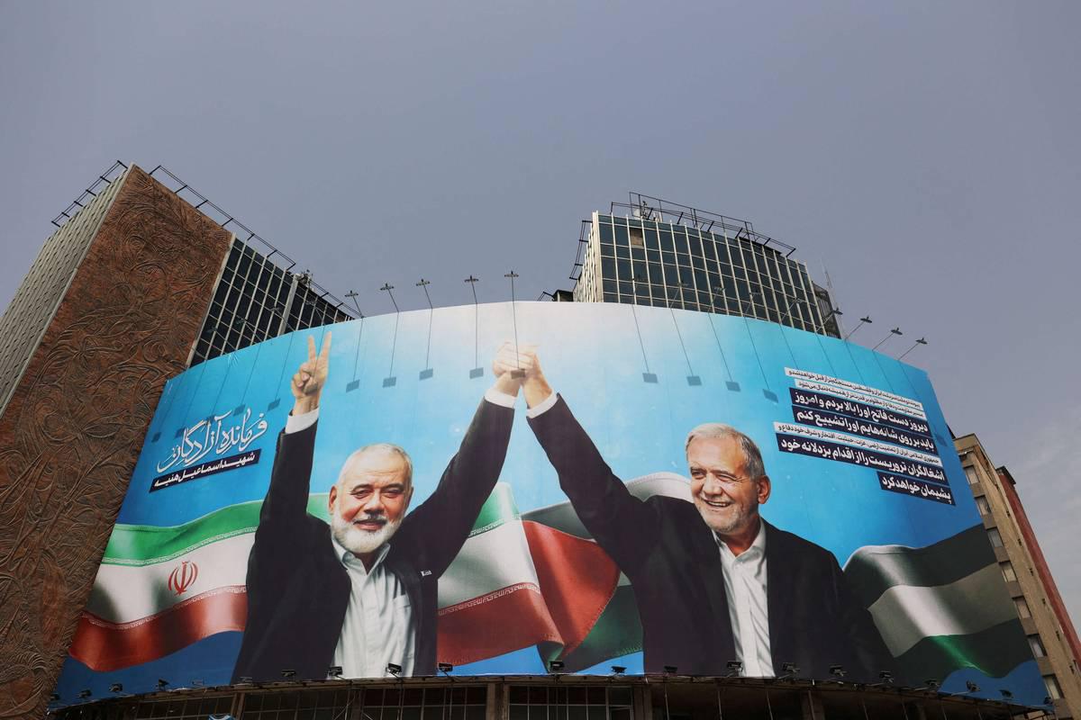 جدارية وسط طهران للرئيس الإيراني مسعود بيزكشيان مع زعيم حماس إسماعيل هنية قبل ساعات من اغتياله