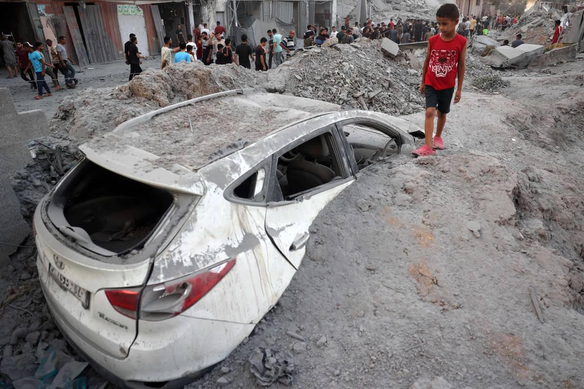 طفل فلسطيني أمام آثار قصف إسرائيلي في غزة