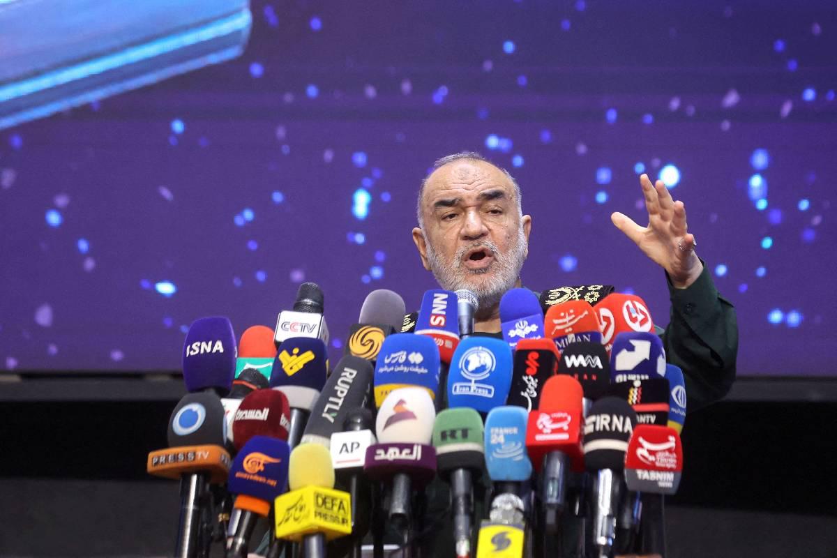 قائد الحرس الثوري الإيراني حسين سلامي في مؤتمر صحفي في طهران