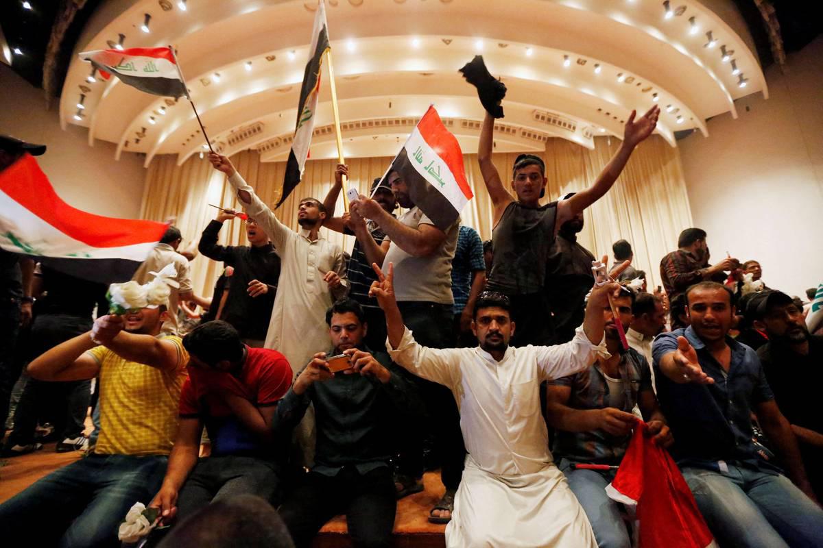 محتجون عراقيون يحتلون مبنى البرلمان العراقي
