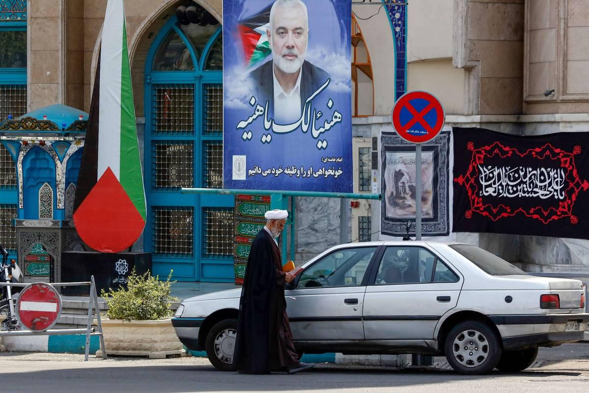 جدارية لاسماعيل هنية أمام مسجد في طهران