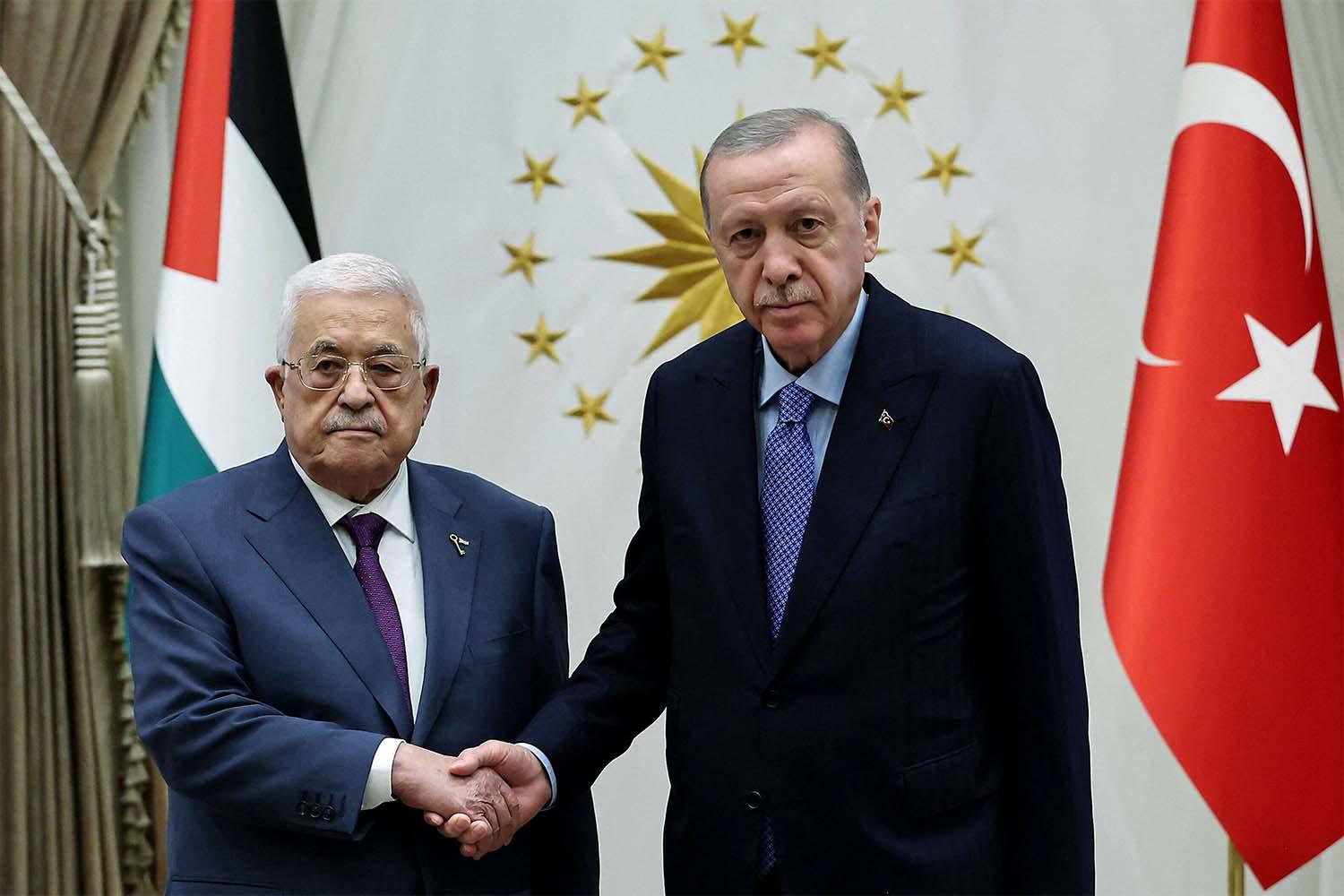  Turkish President Recep Tayyip Erdogan (R) shaking hands with Palestinian Authority President Mahmoud Abbas 