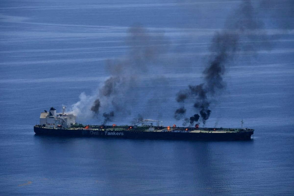 النيران تشتعل في الناقلة 'سونيون' بعد أن طالتها صواريخ الحوثيين 