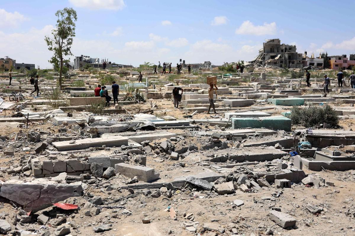 الوصول إلى المقابر الرئيسية في غزة أصبح أمرا خطيرا