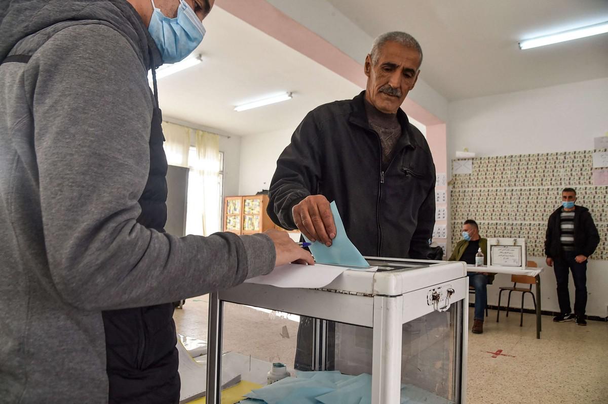 117 لجنة تابعة لهيئة الانتخابات تشرف على تنظيم الاقتراع في الخارج